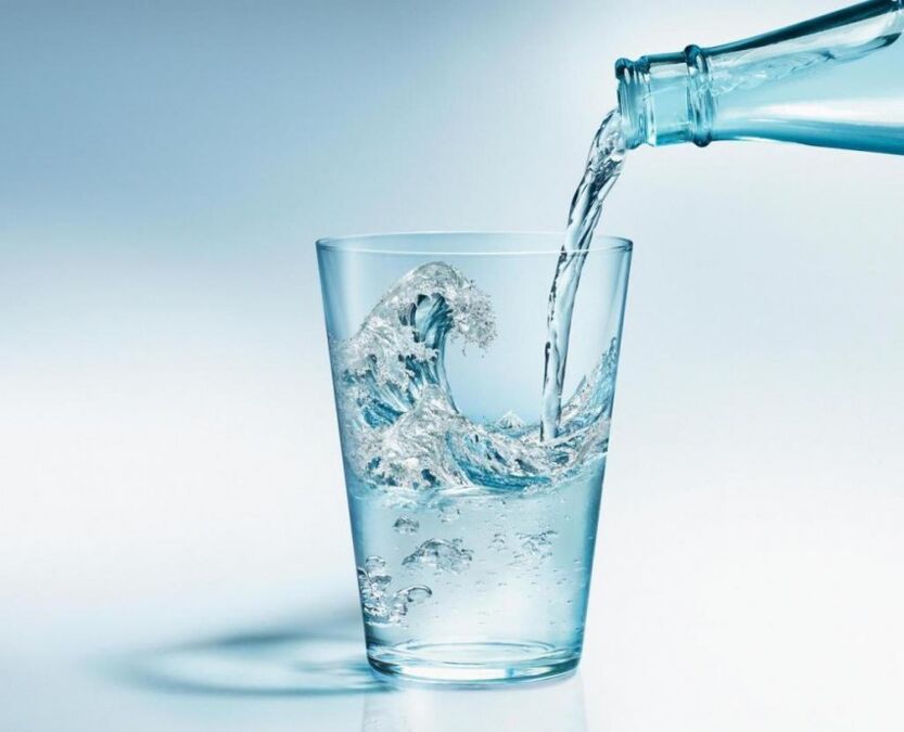 Während der Trinkdiät ist es notwendig, viel sauberes Wasser zu trinken. 